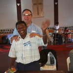 Kurt vor einer Versammlung